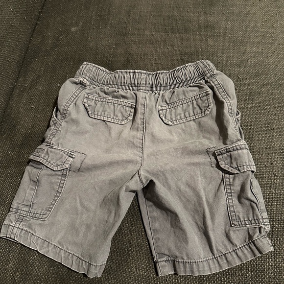 Carters boys grey cargo shorts. Size 4/5 - Picture 2 of 3